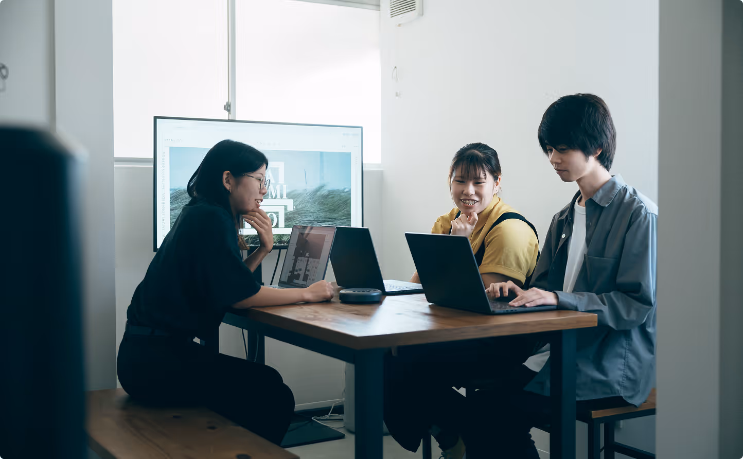 デザイナー 中途採用のサムネイル画像